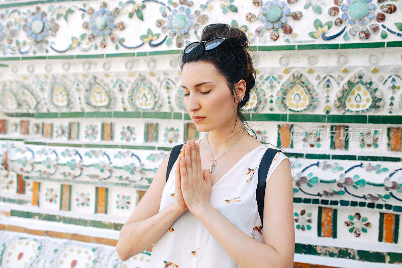 一个女人的肖像与祈祷的手在著名的曼谷Wat Pho寺庙
